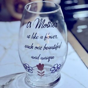 clear glass vases for flowers.

Dimensions 4.4 in x 7 in ( 11.2cm x 17.8 cm )